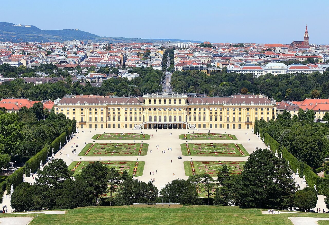 https://upload.wikimedia.org/wikipedia/commons/thumb/c/c9/Wien_-_Schloss_Sch%C3%B6nbrunn.JPG/1280px-Wien_-_Schloss_Sch%C3%B6nbrunn.JPG
